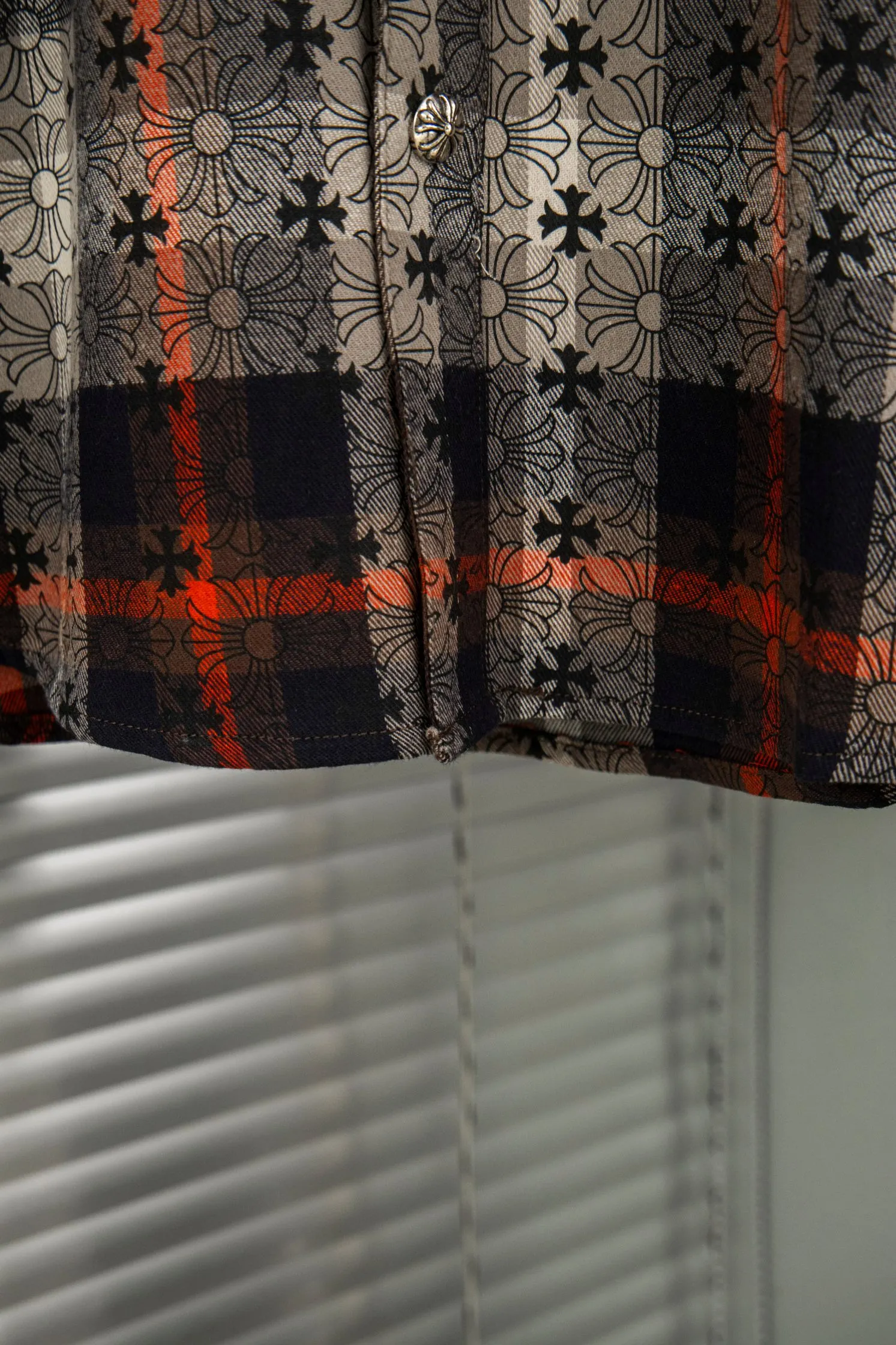 🅿️260 new model number: B132 Chrome Hearts classic cashew flower cross all-over printed jacquard long-sleeved casual shirt 1️⃣Customized original jacquard fabric, high-quality pure cotton jacquard plaid fabric, soft and comfortable to the touch, a very high-quality fabric! 2️⃣The details of the workmanship are perfectly controlled. The lining is made of vest hemming, and the cuffs are made of double cross leather labels. It is different from the ordinary version. The collar is also designed with interlining, which shows high-end fashion and personality. The style is fashionable, simple and elegant, and it is a very versatile jacket! 4⃣️Complete accessories, all customized with original versions! Same style for men and women Color: Cashew Red Size: S, M, L, XL
